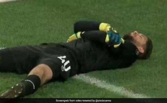 गोलकीपर ने किया चोट का बहाना, ब्रेक मिलने पर साथी खिलाड़ियों ने खोला रोजा