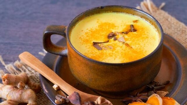 Drinking turmeric milk at night can help you sleep well