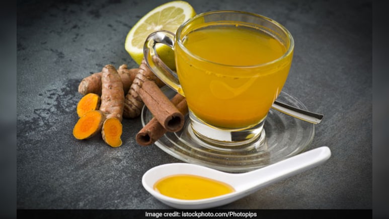 रात को सोने से पहले या सुबह खाली पेट पी लीजिए हल्दी वाली पानी या दूध,जानिए किन लोगों के लिए है ज्यादा फायदेमंद