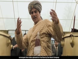 Chad Gayi Hai: नशे में धुत्त अक्षय कुमार ने किया धोती उठाकर बेढंगा डांस, बोले- हमको चढ़ गई है... Chad Gayi Hai: नशे में धुत्त अक्षय कुमार ने किया धोती उठाकर बेढंगा डांस, बोले- हमको चढ़ गई है...