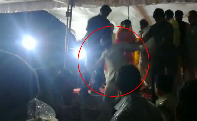 CM शिवराज सिंह मंच से उतरते वक्‍त फिसले, भीड़ ने कुर्सियां उछालीं