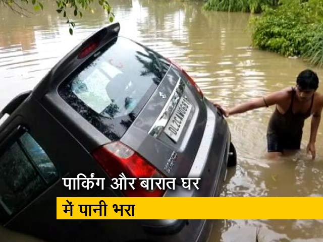 गोताखोर निकाल रहे हैं कार, देखिए गाजियाबाद के विजयनगर से ग्राउंड रिपोर्ट