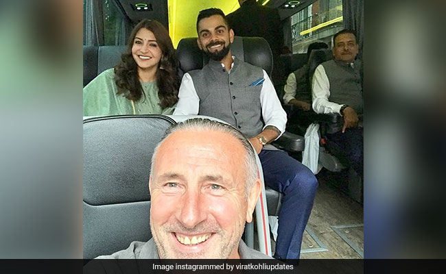 अनुष्का शर्मा ने सूट पहनकर विराट के साथ क्लिक कराई फोटो, पीछे हंसते दिखे रवि शास्त्री