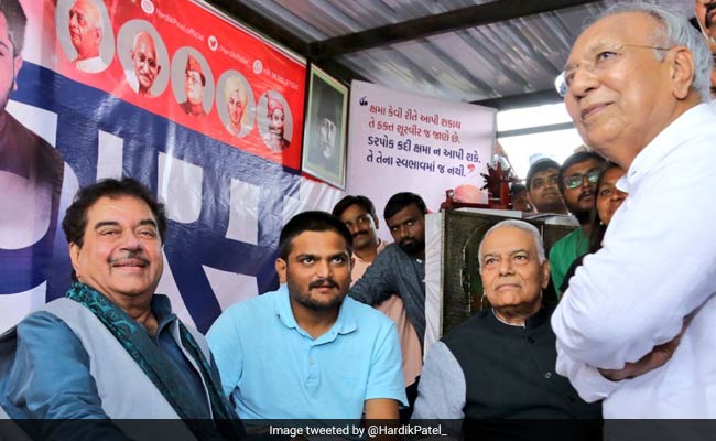 हार्दिक पटेल के अनशन का 12वां दिन : BJP के बगावती तेवर वाले नेताओं का मिला साथ, घटा 20 किलो वजन