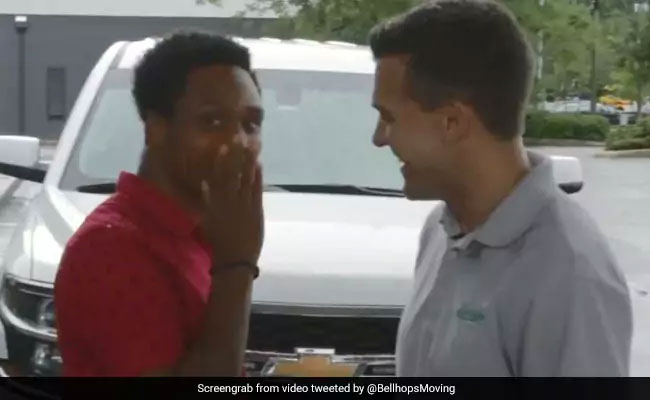 32 किलोमीटर चलकर ऑफिस आया कर्मचारी तो बॉस ने गिफ्ट की कार, वायरल हुआ VIDEO