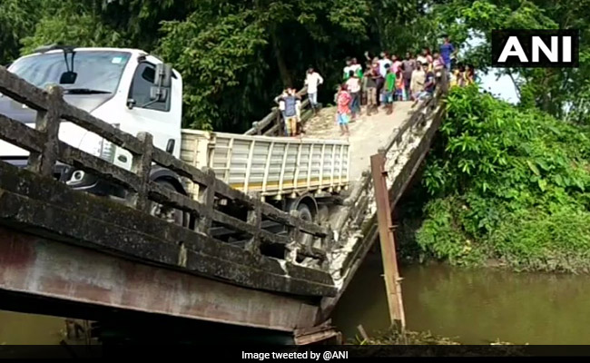पश्चिम बंगाल में 4 दिन के भीतर दूसरा पुल गिरा, टूटे ब्रिज पर यूं लटक गया ट्रक