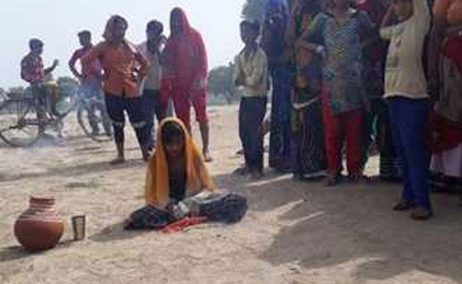 इंद्रदेव को मनाने 7 साल की बच्ची तप करने बैठी, पास बैठकर लोग करने लगे कीर्तन