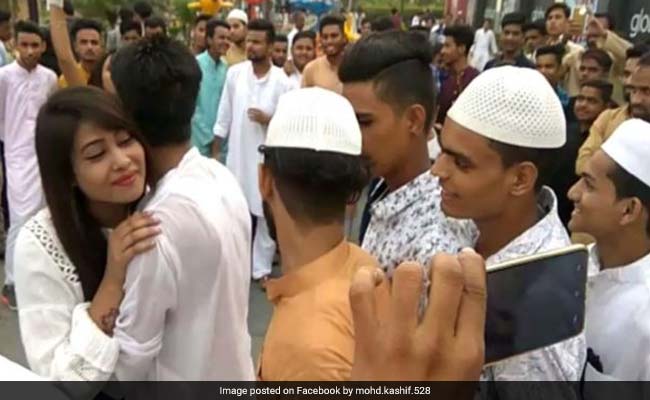 ईद पर लड़की ने कुछ इस तरह दी मुबारकबाद, लड़के लाइन में लगकर करते रहे इंतजार