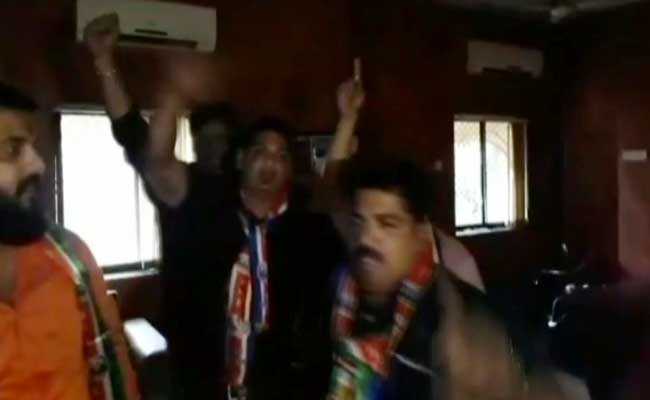Raj Thackeray's Party Workers Storm Office Over Pothole Deaths