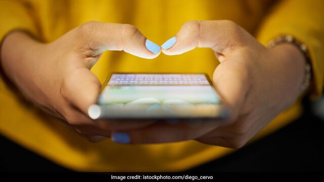 Prolonged exposure to screens, especially in dim lighting, causes eye strain and discomfort