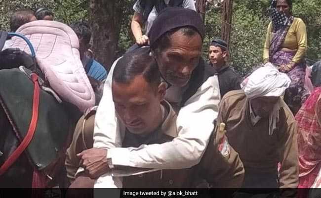 Another Uttarakhand Cop Turns Saviour, Carries Ill Pilgrim To Hospital On Back Another Uttarakhand Cop Turns Saviour, Carries Ill Pilgrim To Hospital On Back