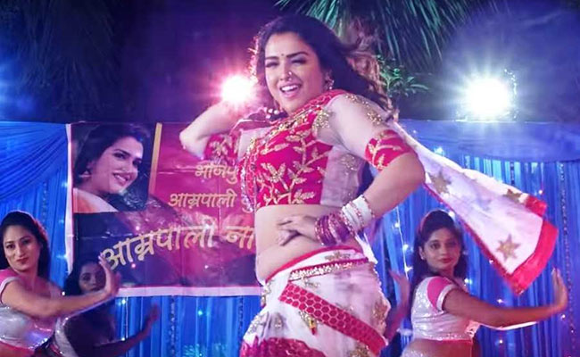 आम्रपाली दुबे ने दिखाए ऐसे लटके-झटके, बेकाबू होकर स्टेज पर चढ़ गया ये शख्स और फिर...Video हुआ वायरल