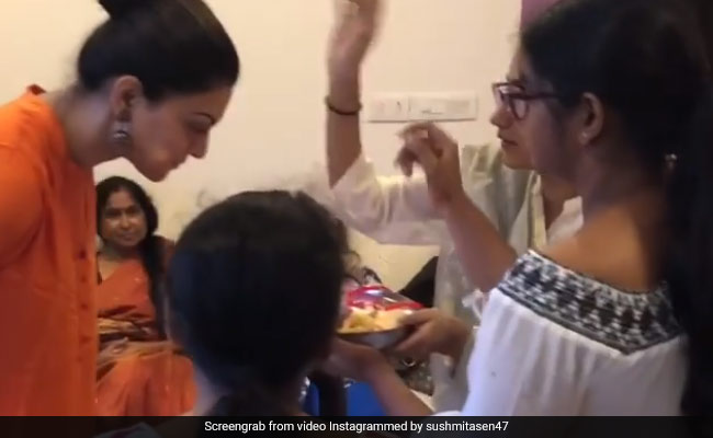 सुष्मिता सेन ने तोड़ डाली रक्षा बंधन की प्राचीन परंपरा, बेटियों से कराया यह काम... Video Viral