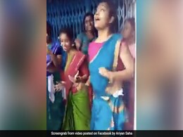 बच्चों के सामने टीचर्स करने लगीं 'बदतमीज दिल' पर डांस, स्टूडेंट्स ने किया रिकॉर्ड, वायरल हुआ VIDEO बच्चों के सामने टीचर्स करने लगीं 'बदतमीज दिल' पर डांस, स्टूडेंट्स ने किया रिकॉर्ड, वायरल हुआ VIDEO