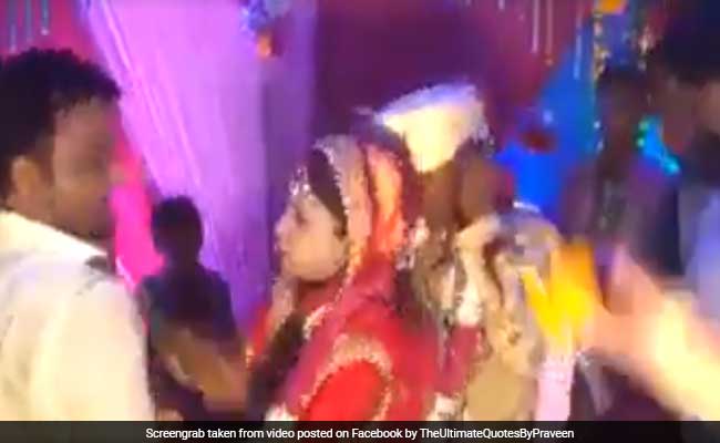 VIDEO: वरमाला के समय दुल्हन को रिश्तेदार ने उठाया गोद में, फिर मारा जोरदार चांटा