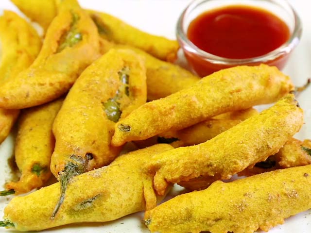 How To Make Hari Mirch Ke Pakode At Home