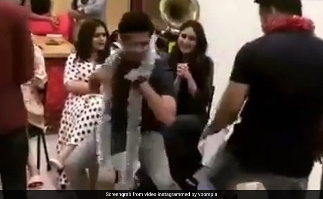 सोनम-करीना के सामने डांस करने लगे ये लड़के, कुछ ऐसे हुई मस्ती... देखें वीडियो