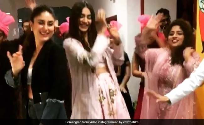 Video: सोनम कपूर के साथ करीना ने किया भांगड़ा, बोले चूड़ियां.. पर भी मटकाई कमर
