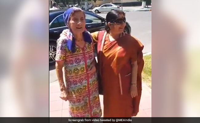 सुषमा स्वराज के सामने विदेशी महिला ने गाया राज कपूर का गाना, देखते रह गए सभी