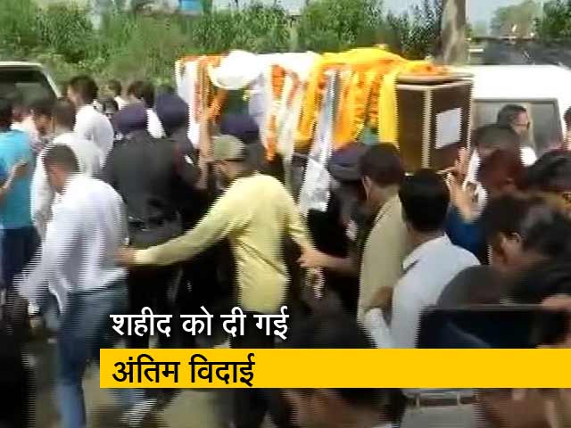 आतंकियों से मुठभेड़ में शहीद जवान विकास गुरुंग दी गई अंतिम विदाई