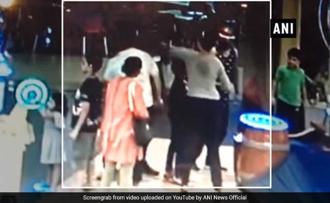 विनोद कांबली की पत्नी ने बॉलीवुड सिंगर अंकित तिवारी के डैड को मारा पंच, शिकायत दर्ज-  देखें Video