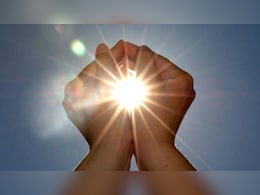 कपड़े पहनकर धूप में बैठने से मिलती है विटामिन-डी? जानिए क्या है Vitamin-D लेने का सही तरीका और समय कपड़े पहनकर धूप में बैठने से मिलती है विटामिन-डी? जानिए क्या है Vitamin-D लेने का सही तरीका और समय