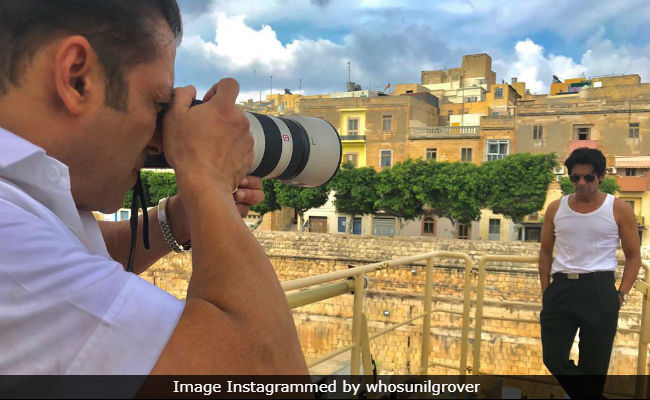 Look At This Pic Of Sunil Grover Closely. The Photographer Is... Salman Khan
