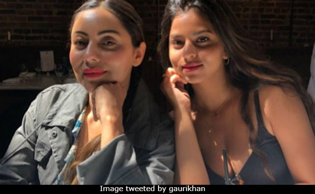 Shah Rukh Khan Just Had To Comment On Gauri And Suhana's New York Pic. He's Hilarious