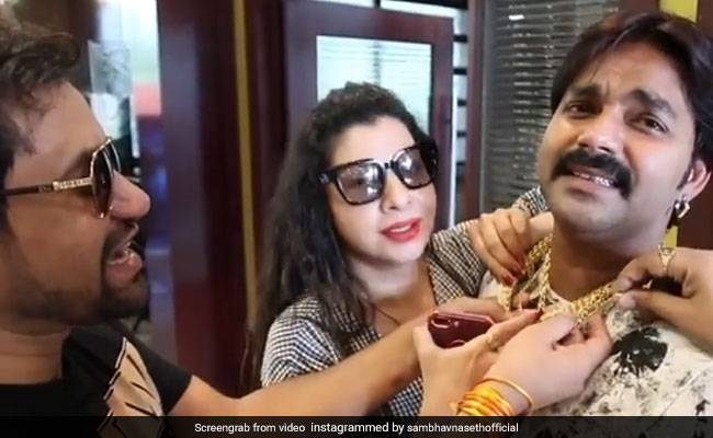 Video: निरहुआ से कसकर गले मिली ये एक्ट्रेस, भोजपुरी के पावर स्टार पवन सिंह को बताया गुंडा...