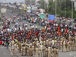 महाराष्ट्र: विधानसभा में एकमत से पास हुआ मराठा आरक्षण बिल, रोजगार और शिक्षा में 16 फीसदी आरक्षण का प्रस्ताव महाराष्ट्र: विधानसभा में एकमत से पास हुआ मराठा आरक्षण बिल, रोजगार और शिक्षा में 16 फीसदी आरक्षण का प्रस्ताव