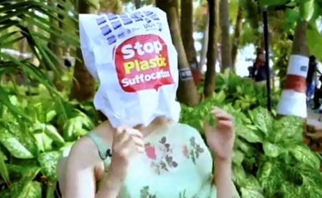 वर्ल्ड एनवायरनमेंट डे: इस एक्ट्रेस ने मुंह पर पहनी पॉलिथीन तो प्लास्टिक की बोतलें फोड़ेंगे ये एक्टर