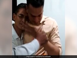 SP साहब का हुआ ट्रांसफर तो फूट-फूटकर रोने लगे लोग, पैर पकड़कर बोले- मत जाओ SP साहब का हुआ ट्रांसफर तो फूट-फूटकर रोने लगे लोग, पैर पकड़कर बोले- मत जाओ