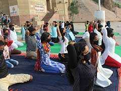 वाराणसी के गंगा घाट पर मास्क पहनकर इसलिए किया गया योग