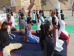 वाराणसी के गंगा घाट पर मास्क पहनकर इसलिए किया गया योग वाराणसी के गंगा घाट पर मास्क पहनकर इसलिए किया गया योग