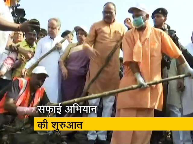 यूपी के सीएम योगी आदित्यनाथ ने की गोमती रिवर फ्रंट सफाई अभियान की शुरुअात