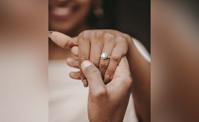 Woman Stuck In Lockdown With Date Is Now Marrying Him