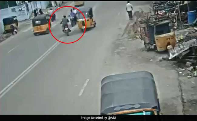 अगर आप भी मोबाइल पर बात करते हुए बाइक चलाते हैं, तो इस वीडियो को एक बार जरूर देखें