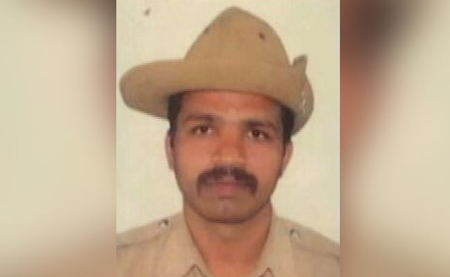 बेंगलुरु पुलिस के कांस्टेबल को बहादुरी का अनोखा इनाम, गिफ्ट में मिला हनीमून पैकेज...